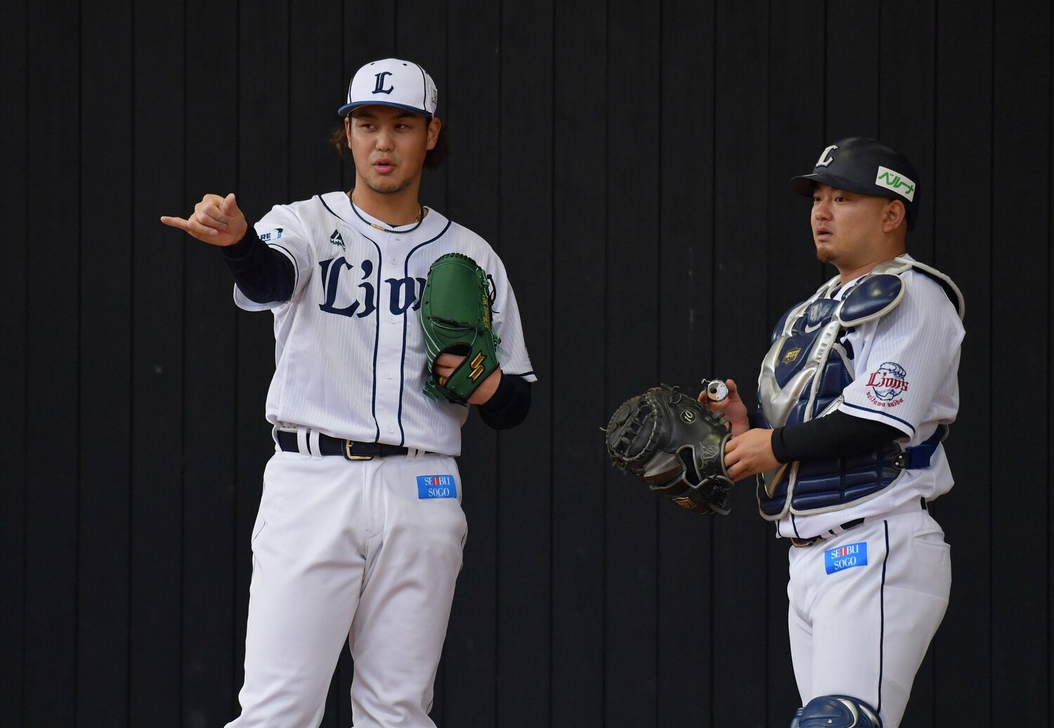 高橋光成（左）と言葉をかわす森友哉 ©Sankei Shimbun