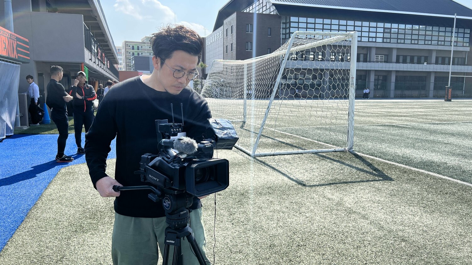 高校生たちにカメラを向ける瓜生さん（写真／本人提供）