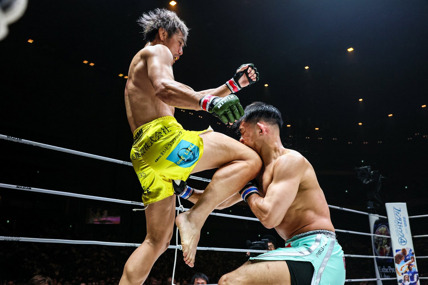 金原正徳の飛び膝蹴りがYA-MANのアゴをとらえた瞬間の連続写真（1枚目／全2枚） ©RIZIN FF Susumu Nagao