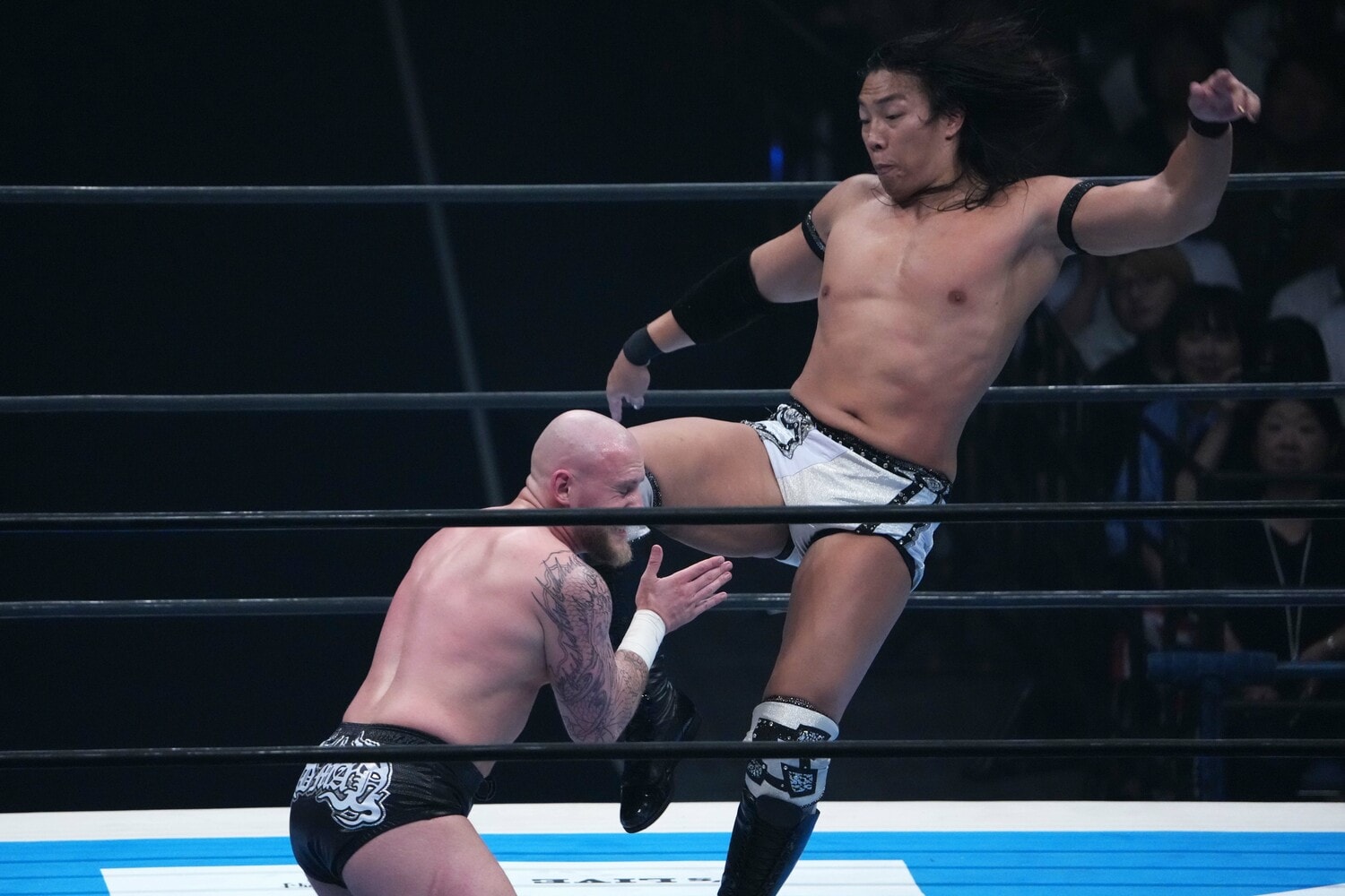 竹下幸之介のニーストライク「ザーヒー」改め「ワガママ」がゲイブ・キッドを襲う　©Essei Hara