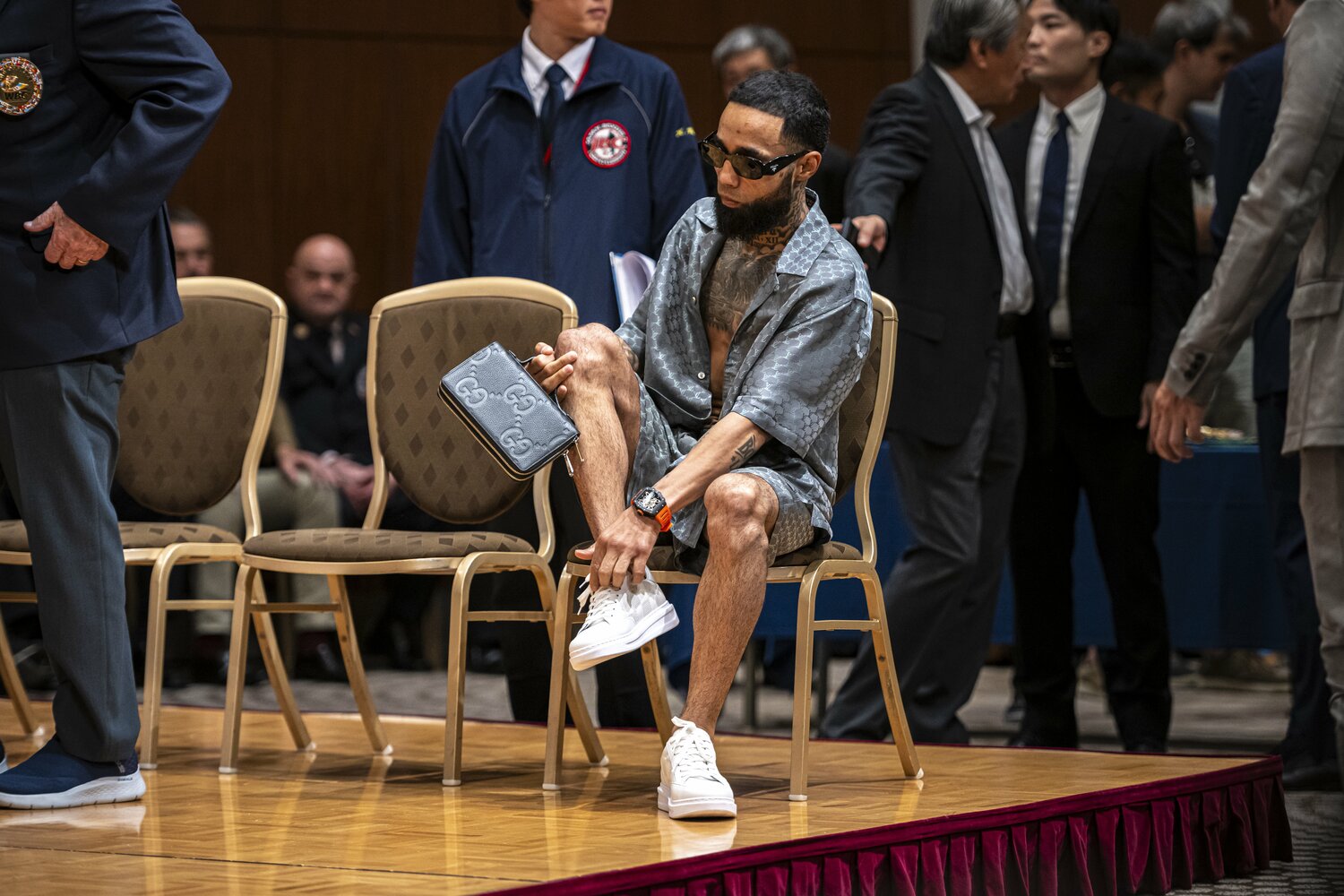 5月5日の前日計量。この日はルイ・ヴィトンのセットアップ、グッチのウォレットバッグ、プラダのサングラスで現れた。白のスニーカーはやはりルイ・ヴィトンだ　©Takuya Sugiyama