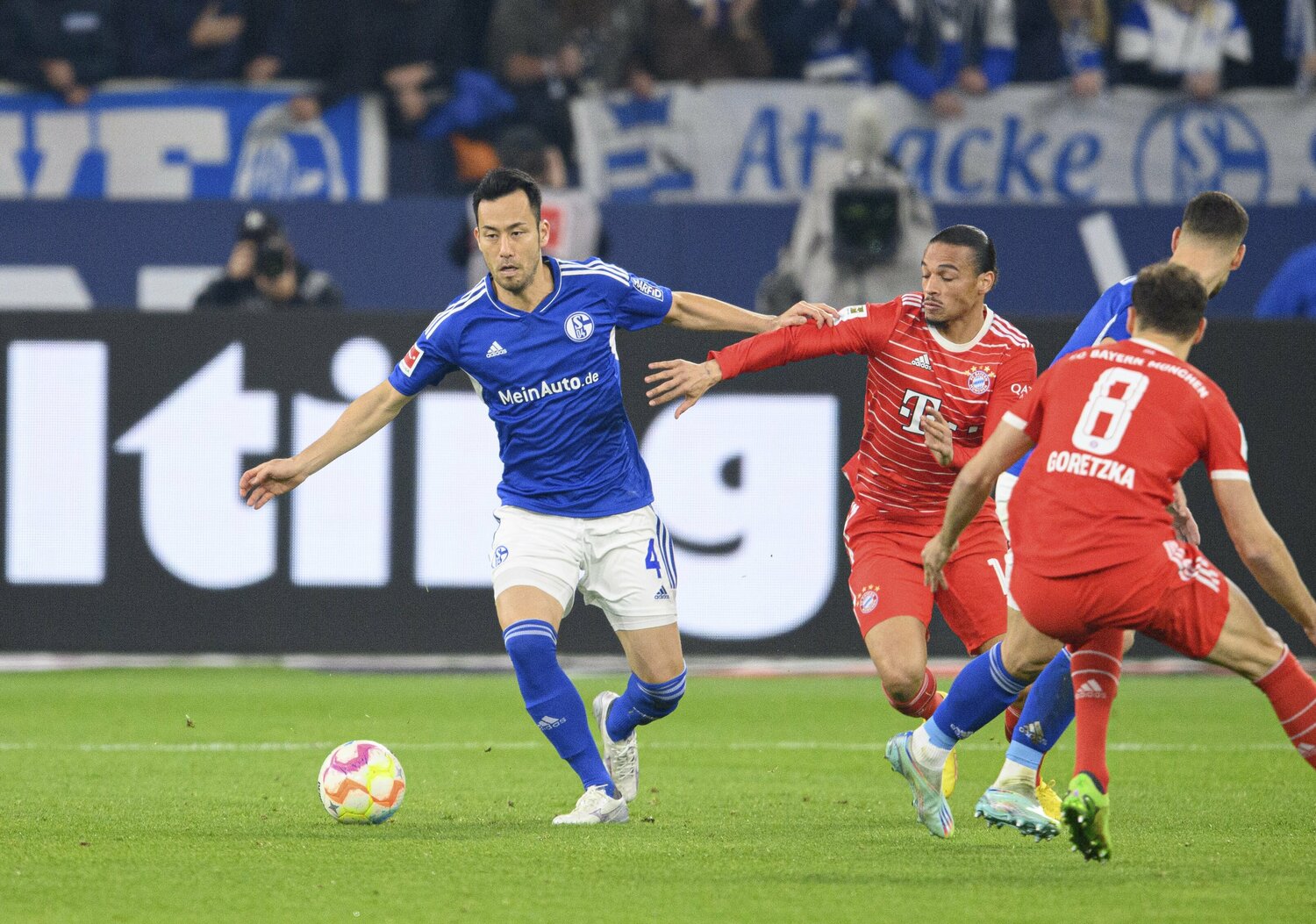 バイエルン戦の吉田　©AFLO