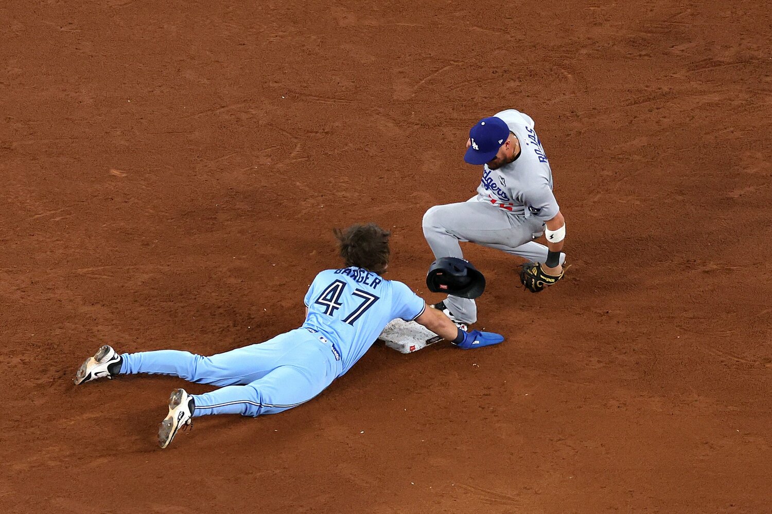 第6戦、9回1死二・三塁の場面。二塁ベースカバーに入り、ダブルプレーを完成させたロハス。試合直後に鋭い痛みを感じる　©Getty Images