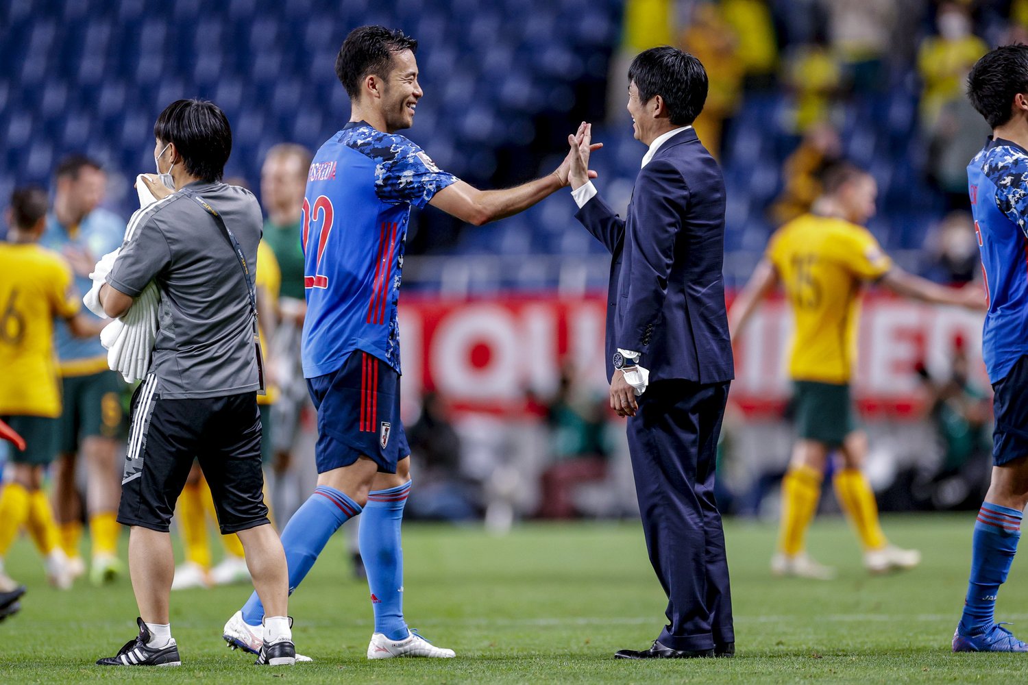 予選突破の希望ふくらむ貴重な勝利に、ハイタッチを交わすキャプテン吉田と森保監督　©JMPA