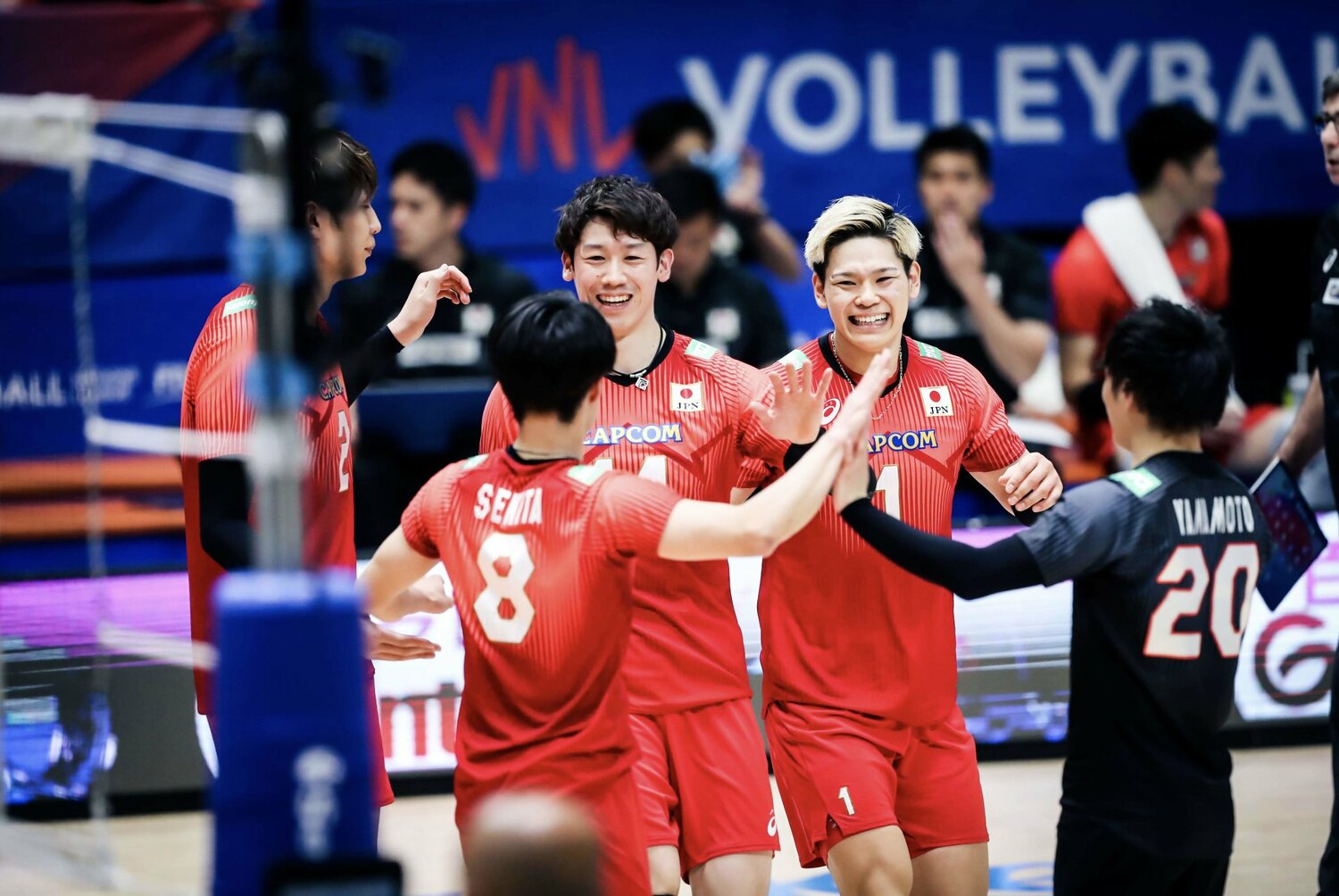 セッター関田誠大（手前）を始め、チームメイトから厚い信頼を寄せられる石川祐希　©︎FIVB