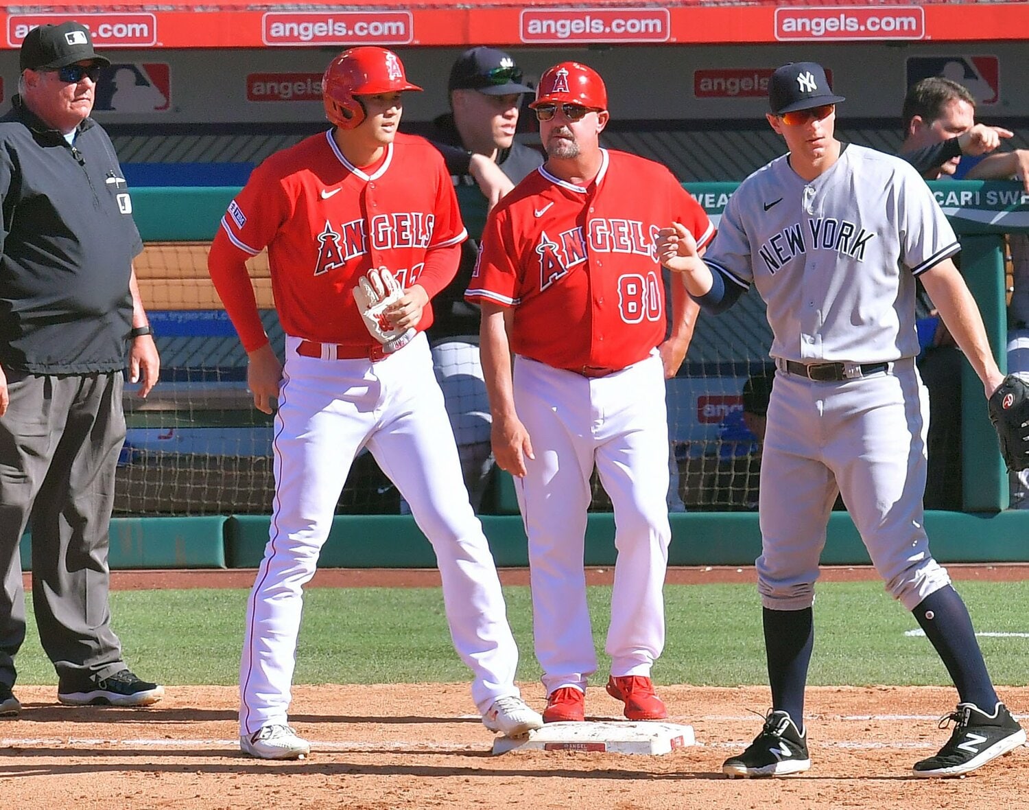 四球で出塁した大谷の後ろにはジャッジが　©JIJI PRESS