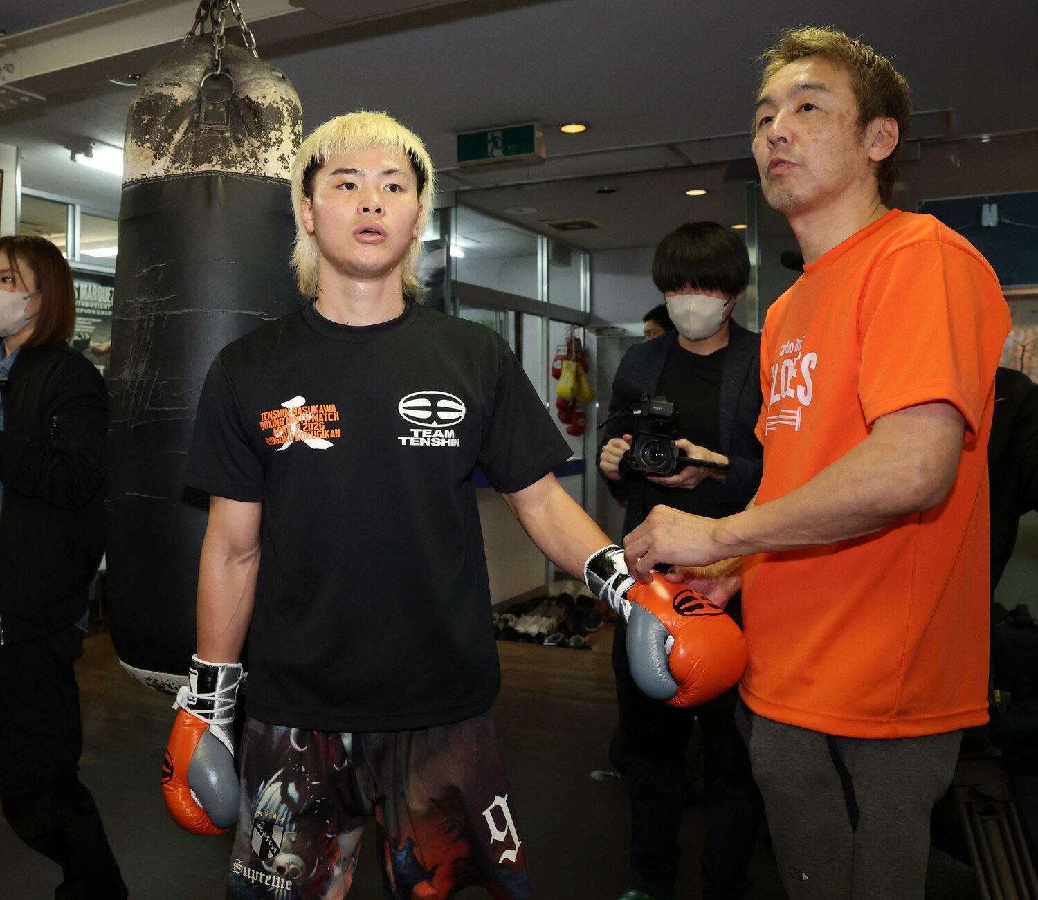 公開練習での那須川と葛西裕一トレーナー ©️AFLO