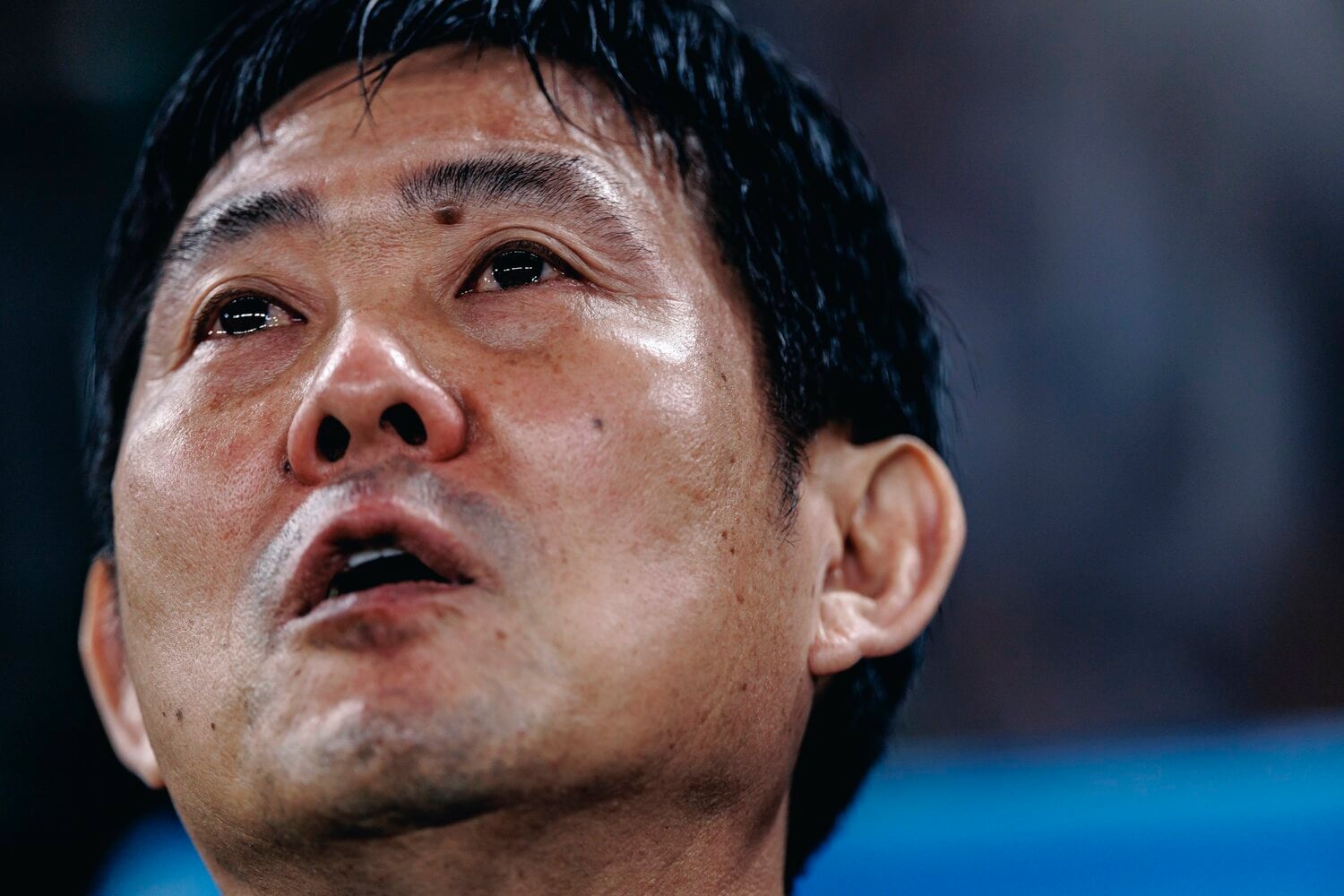 国歌斉唱で目に涙を浮かべる森保一監督。広島監督時代にはこういった感情を表に出すことはなかった ©Kiichi Matsumoto