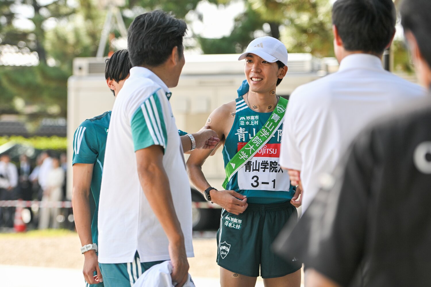 出雲駅伝スタート直前、青学大1区の鶴川正也（4年）と談笑する原晋監督（左手前）　©Nanae Suzuki