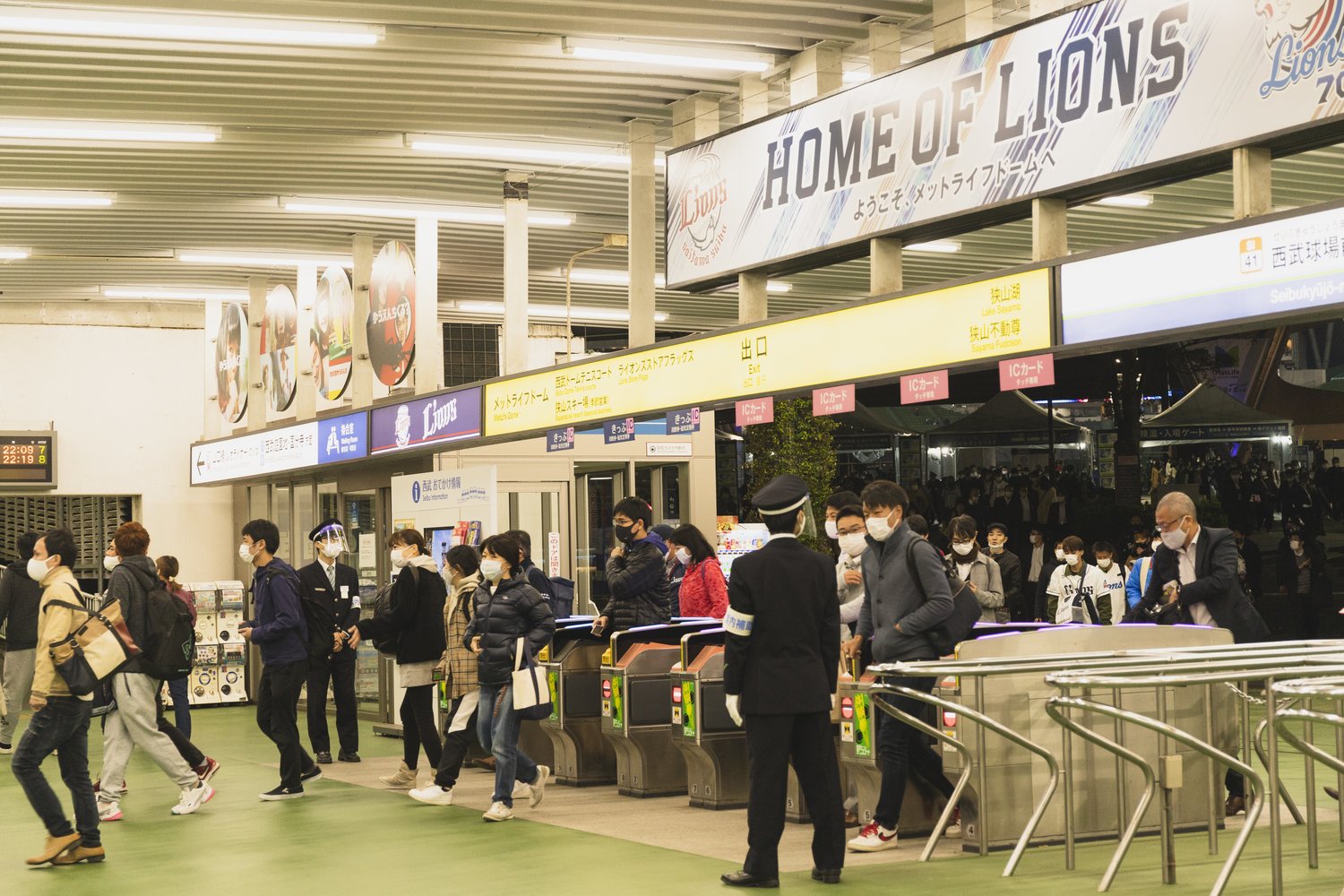 試合終了とともに観客が一気に電車へと急ぐ