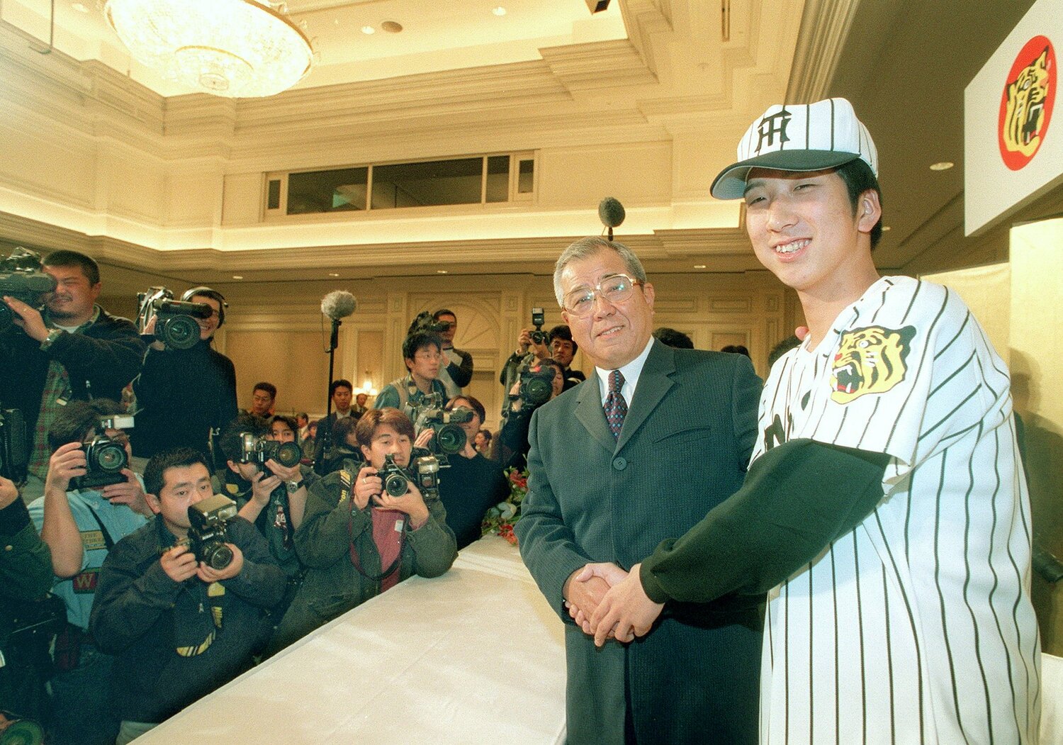 入団発表会見で野村克也と握手をする藤川球児(当時18歳) ©Sankei Shimbun