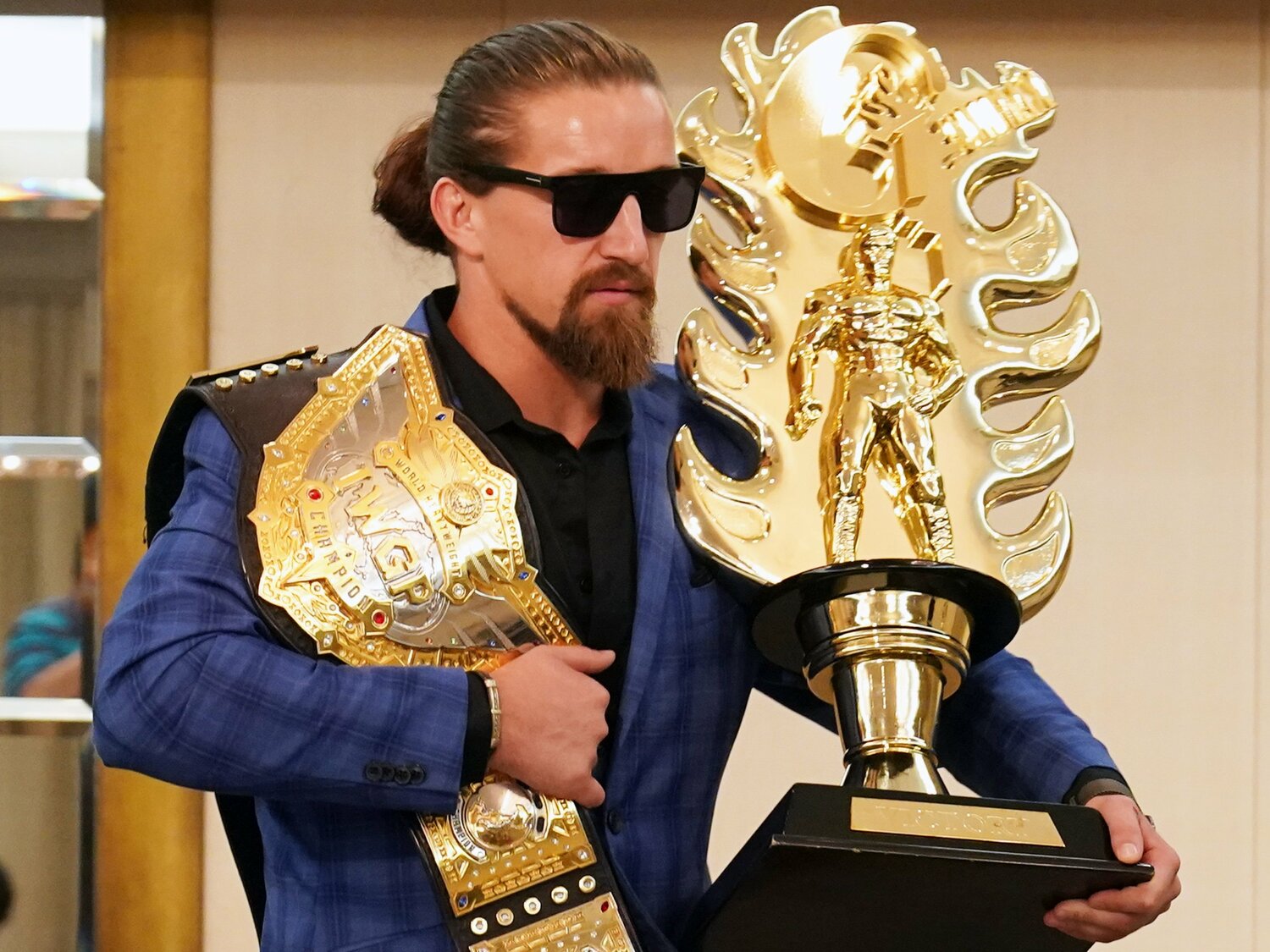 我が物顔でIWGPのベルトとG1トロフィーを掲げるジェイ・ホワイト