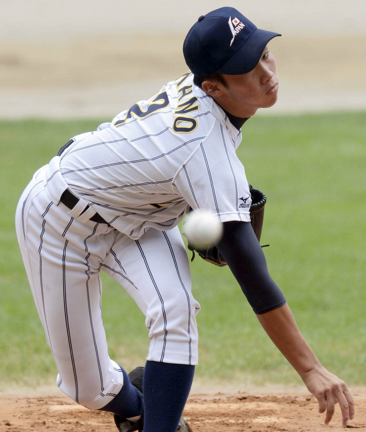 高校日本代表、予選第1ラウンドのチェコ戦を力投する岡野 ©KYODO