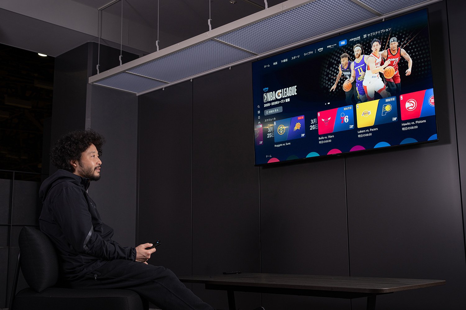 Amazon Fire TVでNBAを楽しむ田臥勇太　©Shiro Miyake