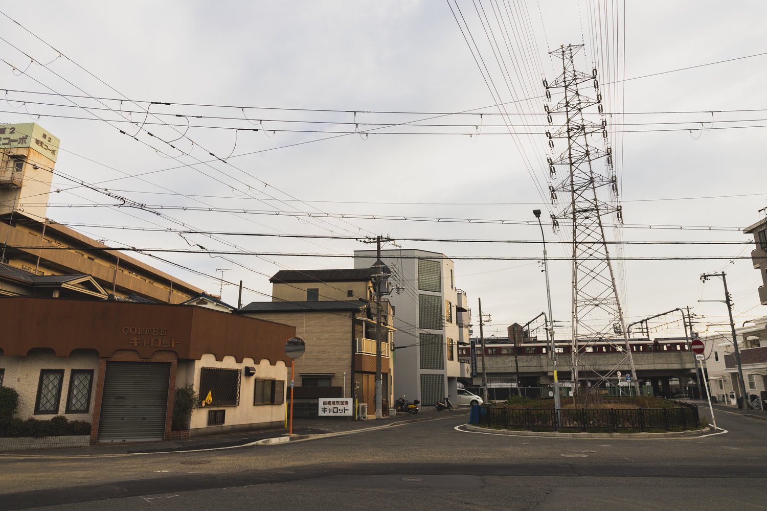 送電線の真下を通る新しめの道路