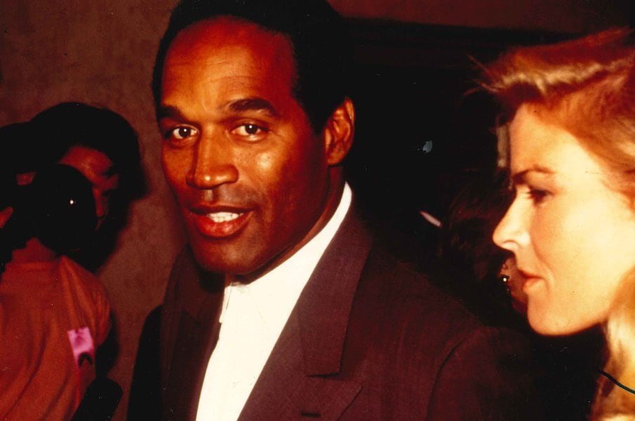 NFLのスター選手として活躍した O.J.シンプソン。元妻ニコル・ブラウン・シンプソンとその友人ロナルド・ゴールドマンを殺害した罪に問われて裁判にかけられた　©BUNGEISHUNJU