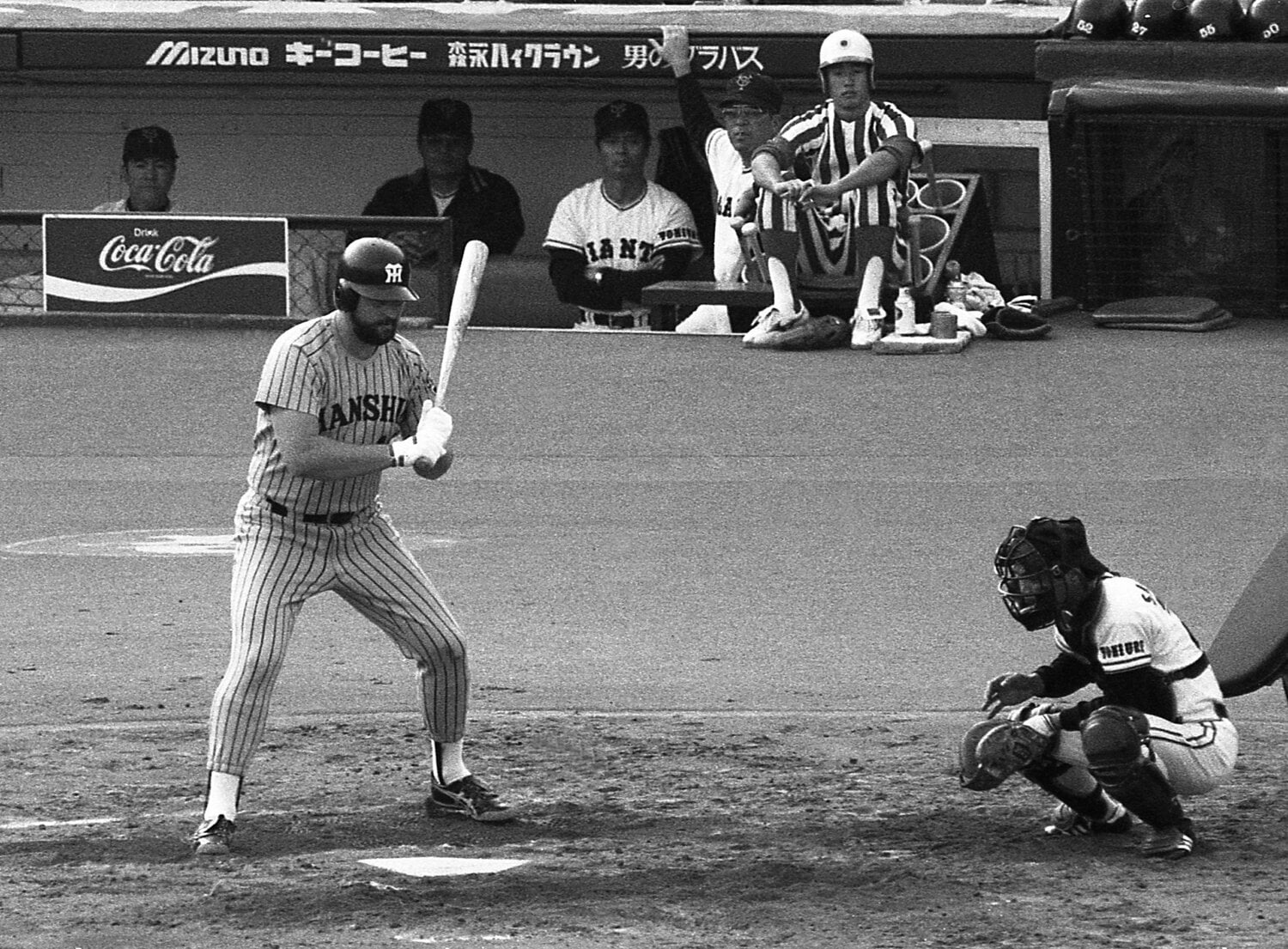 1985年10月24日、リーグ最終戦。打席で敬遠（四球）される阪神のランディ・バース。ベンチで腕組みをしてその様子を見る巨人の王貞治監督　©Sankei Shimbun