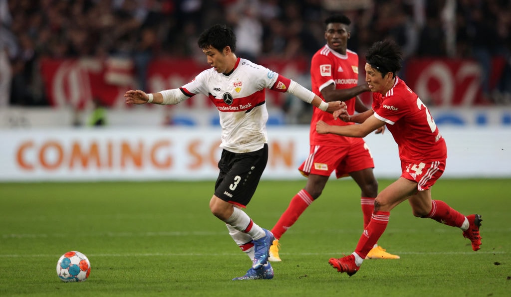 2021年、遠藤（当時シュツットガルト）と原口（当時ウニオン・ベルリン）のマッチアップ　©Getty Images