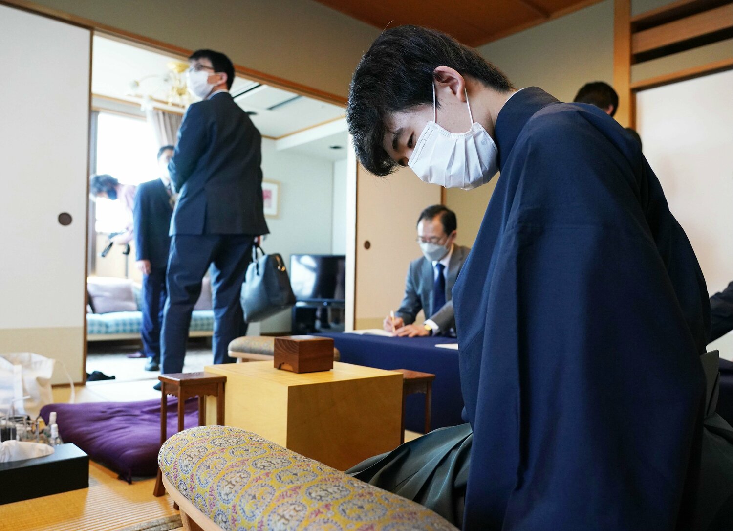 千日手となり一旦対局場から引き上げる永瀬（奥）と藤井［代表撮影］　©JIJI PRESS