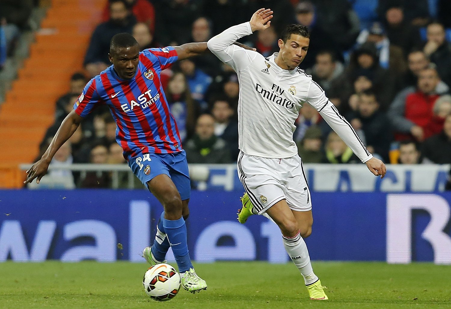 レバンテ時代にクリスティアーノ・ロナウドとマッチアップするシマオ・マテ（2015年）　©︎Getty Images