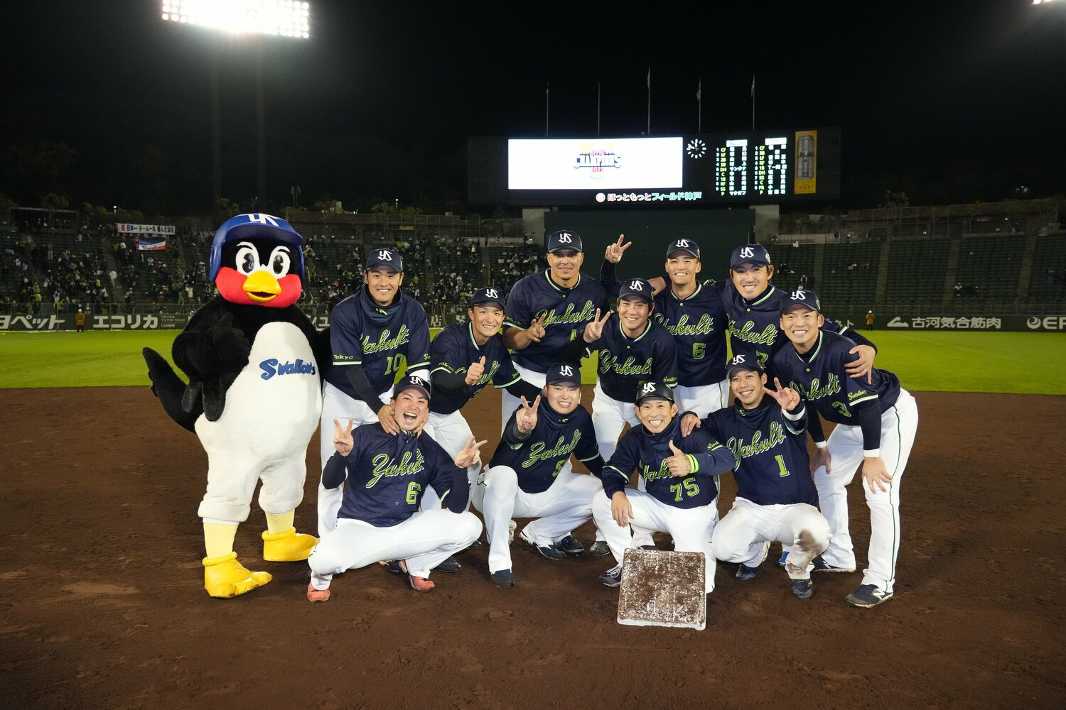 日本一メンバーとなった西浦（一番右）　©JMPA