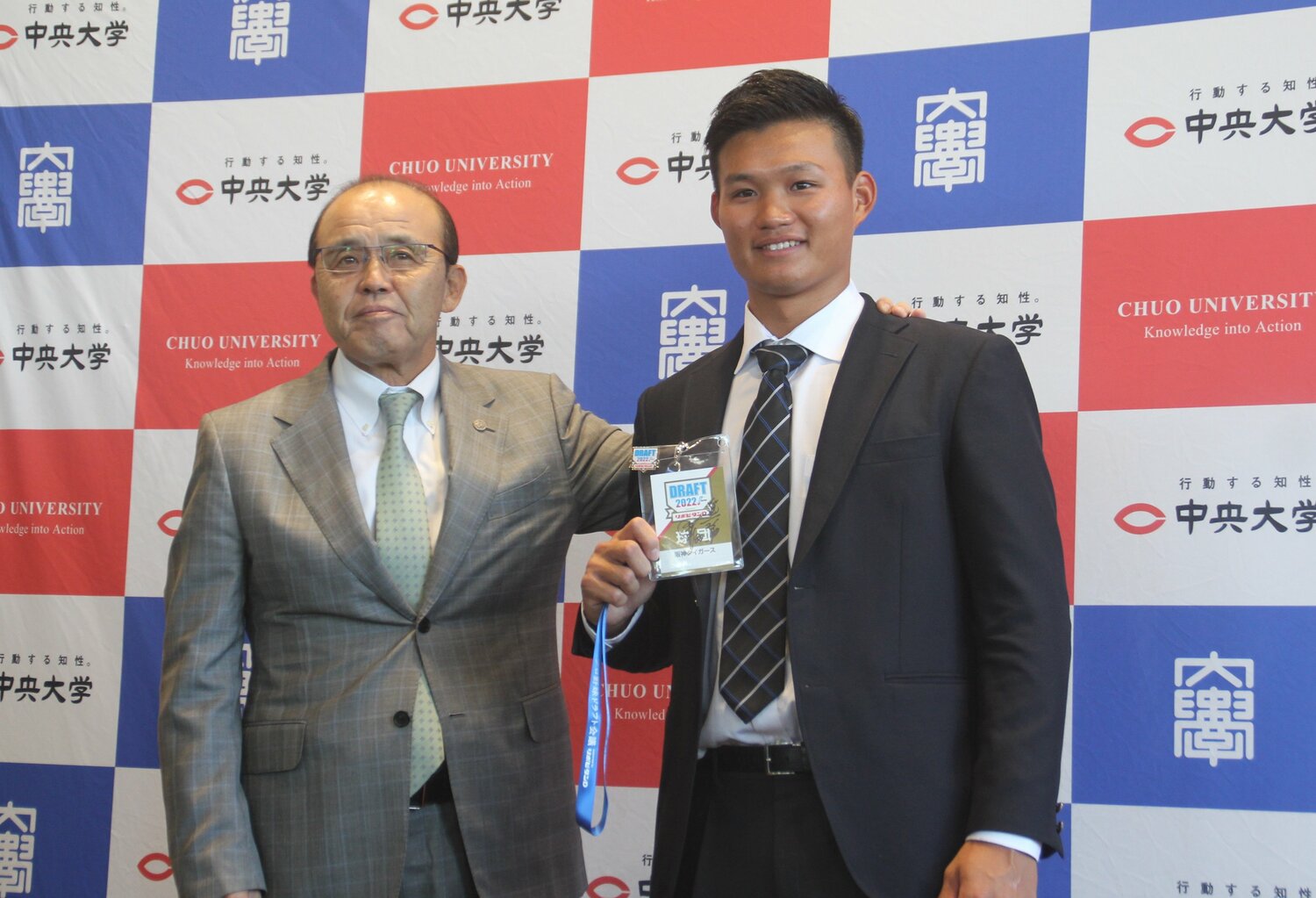 2022年、阪神の岡田彰布監督(当時)はドラフト外れ1位で中央大学の森下翔太を指名した ©JIJI PRESS