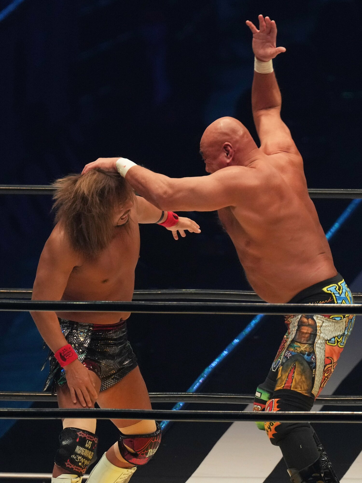 橋本真也に捧げる袈裟切りチョップを内藤哲也に見舞う武藤敬司