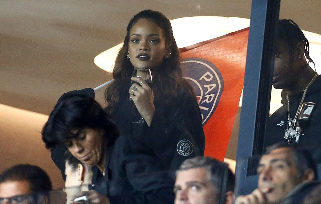 2015年、ワインを片手に観戦するリアーナ　©Getty Images