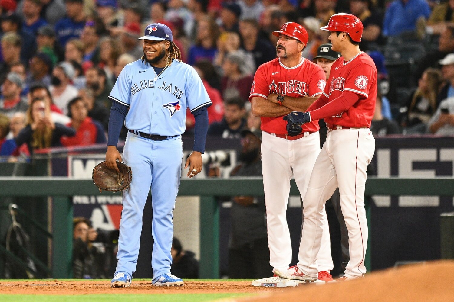 5月の対戦時、一塁付近で笑顔で会話していたゲレーロJr.と大谷　©Getty Images