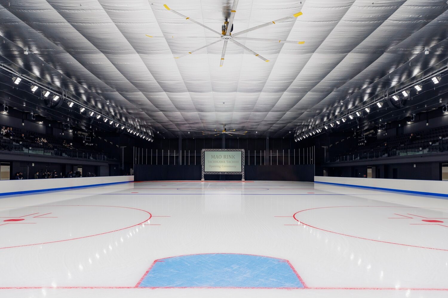 黒を基調としたMAO RINKのメインリンク