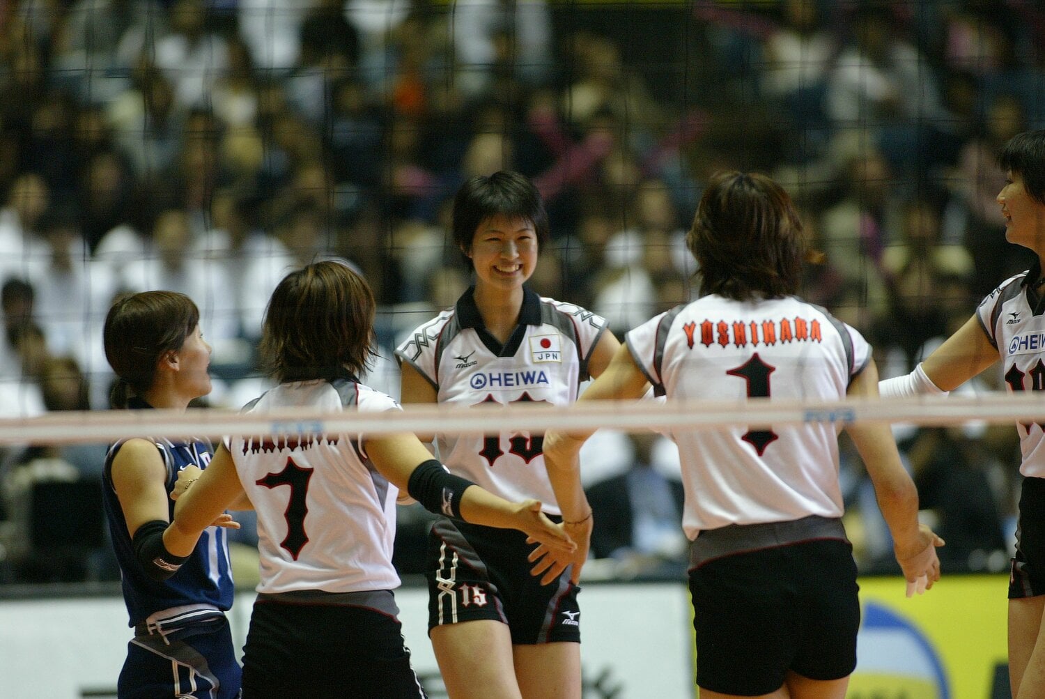 下北沢成徳高2年時の2003年に日本代表に選出された木村沙織（中央） ©︎AFLO