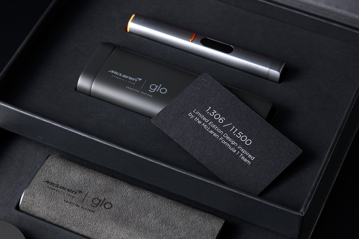 限定エディションであることを示すシリアルナンバーの入った認証カード