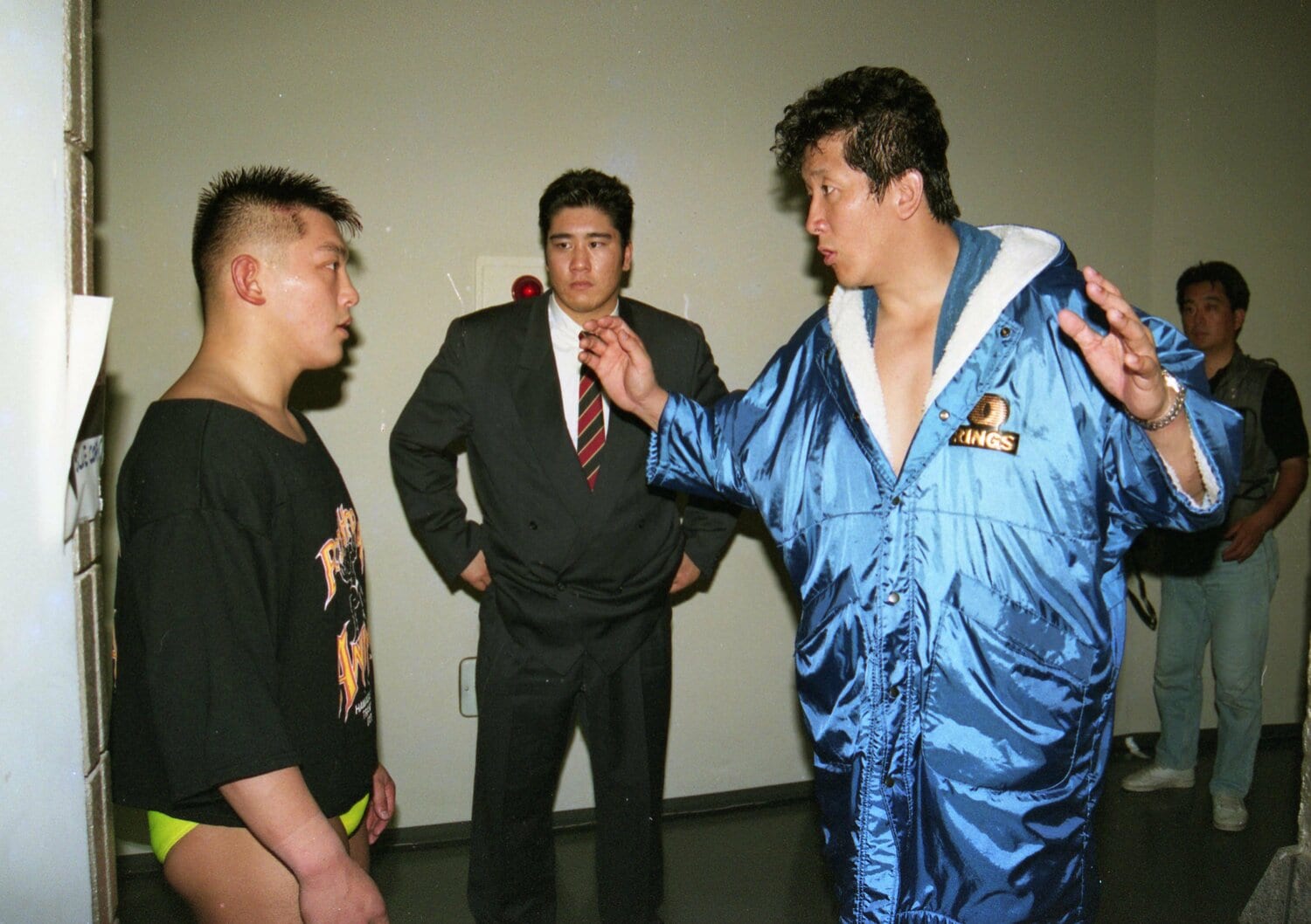 前田日明（右）と坂田亘（左）、中央は山本宜久。アニマル浜口ジム出身の坂田は、新弟子時代から前田の期待を一身に受けていた　©東京スポーツ新聞社