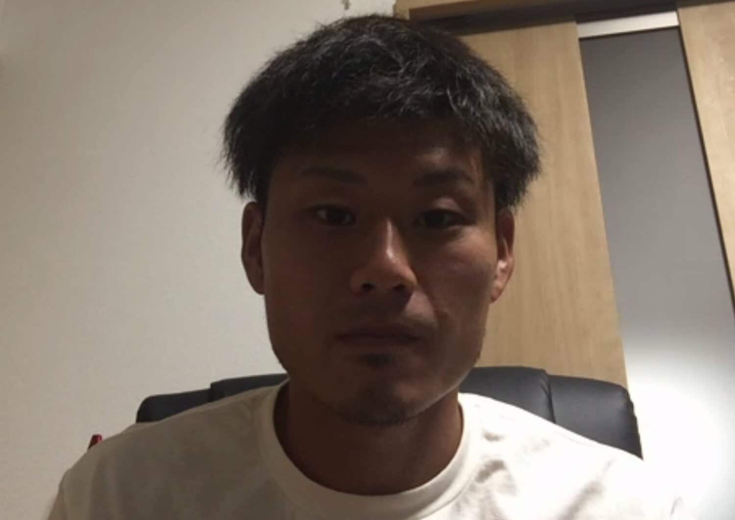 アビスパ福岡の下部組織て冨安とともにプレーした濱口功聖。Jリーグ入りが決まった時に贈られた4足のスパイクを今も大事に使用しているという