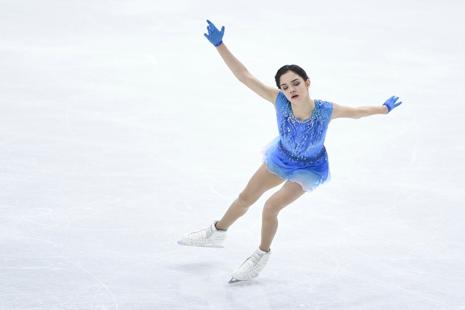 ファンからの質問に「体重は33キロから59キロをウロウロしています」と答えているメドベージェワ　©Asami Enomoto