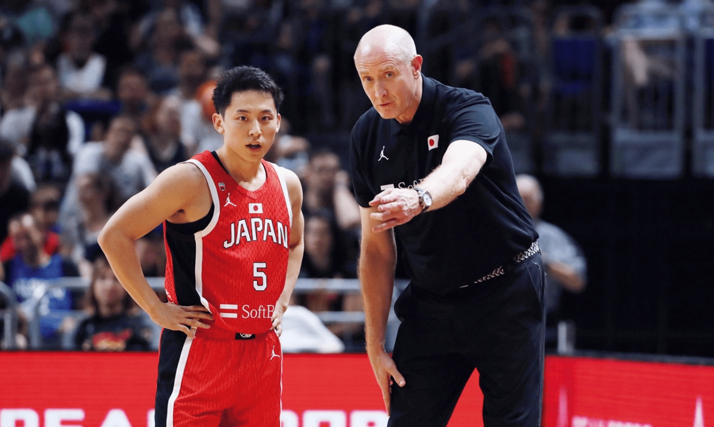 トム・ホーバス／1967年1月31日生、米国出身。ポルトガル、日本などでプレーし、引退後はJX-ENEOS（現ENEOS）や女子日本代表を指導。'17年、女子代表HCに就任し東京五輪で銀メダルを獲得。'21年、男子代表HCに就任　©AFLO