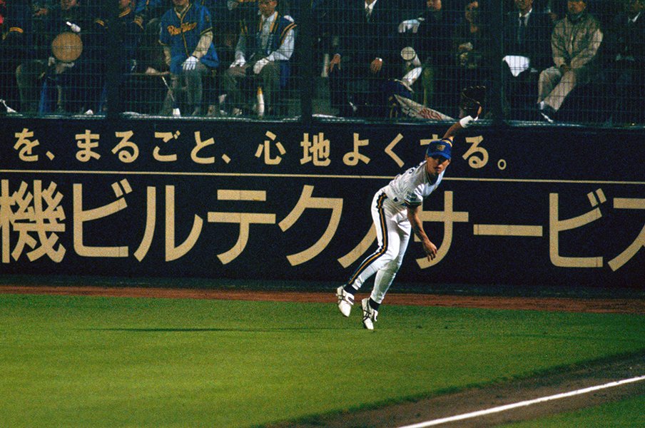 グリーンスタジアム神戸でライト守備に就くイチロー　©Kazuaki Nishiyama