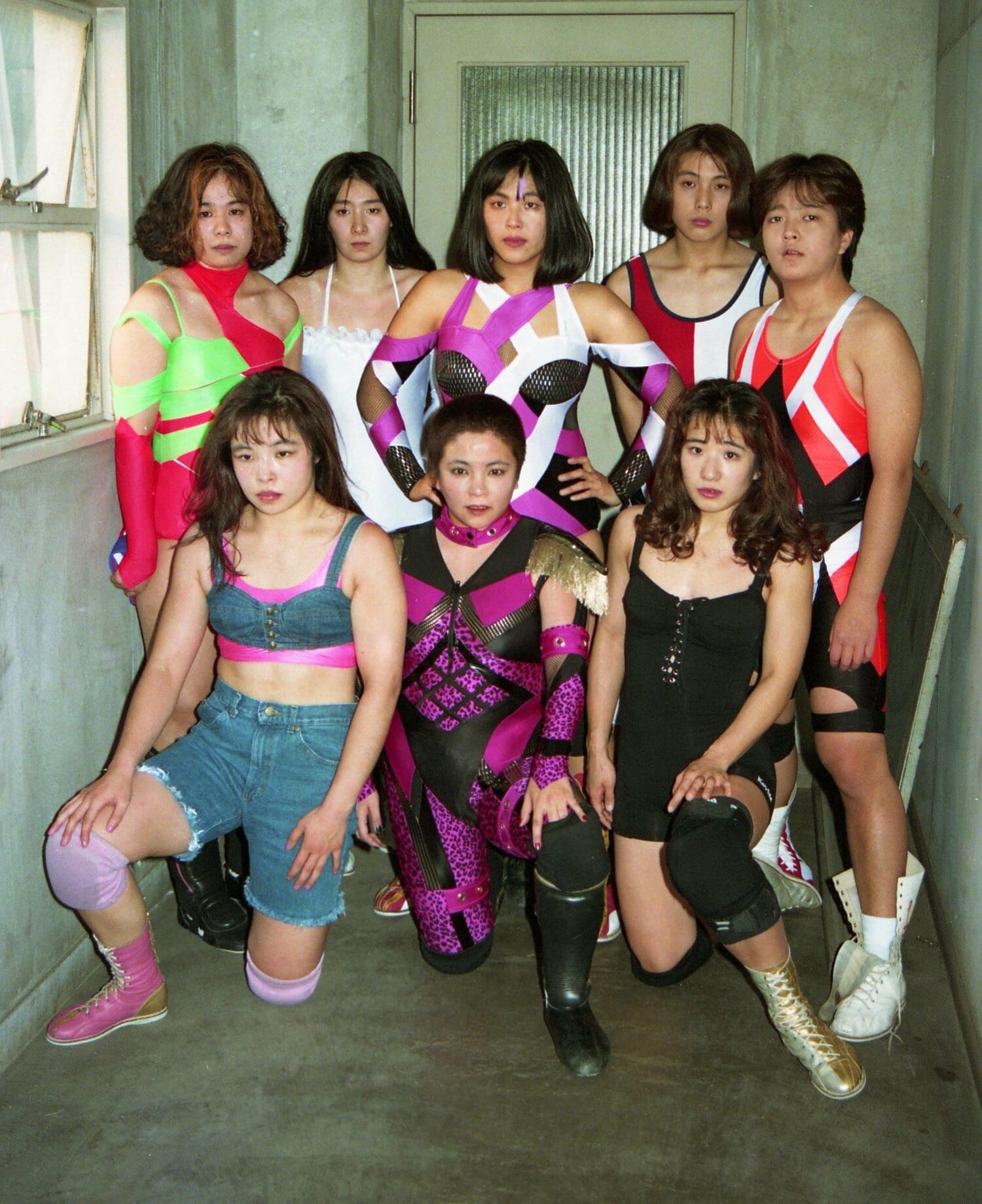 風間ルミ(前列中央)らLLPWの選手たち。後列右から2人目が大向 ©東京スポーツ新聞社