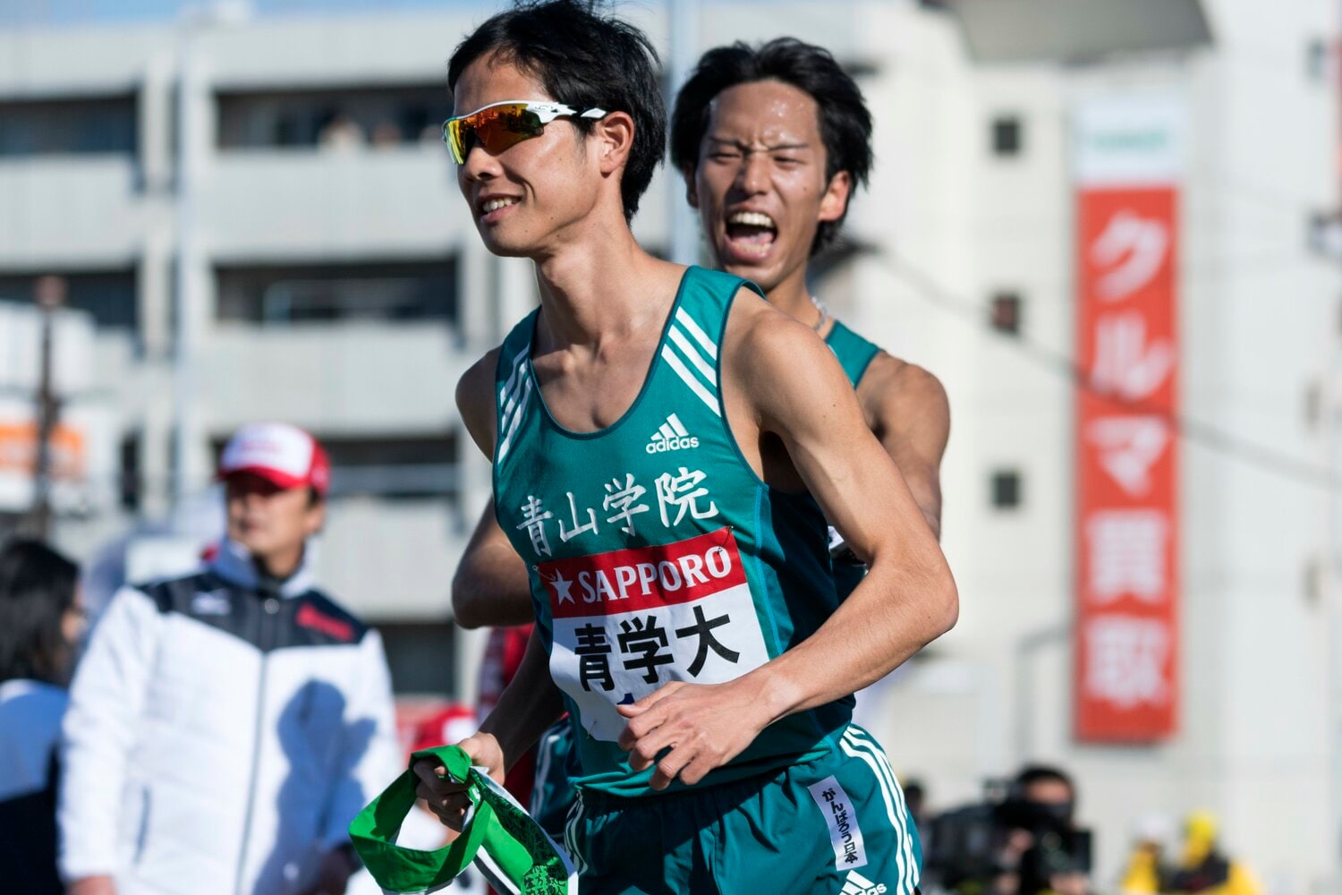 最後の箱根路では、2区の一色と3区の秋山がタスキを繋いだ　©BUNGEISHUNJU