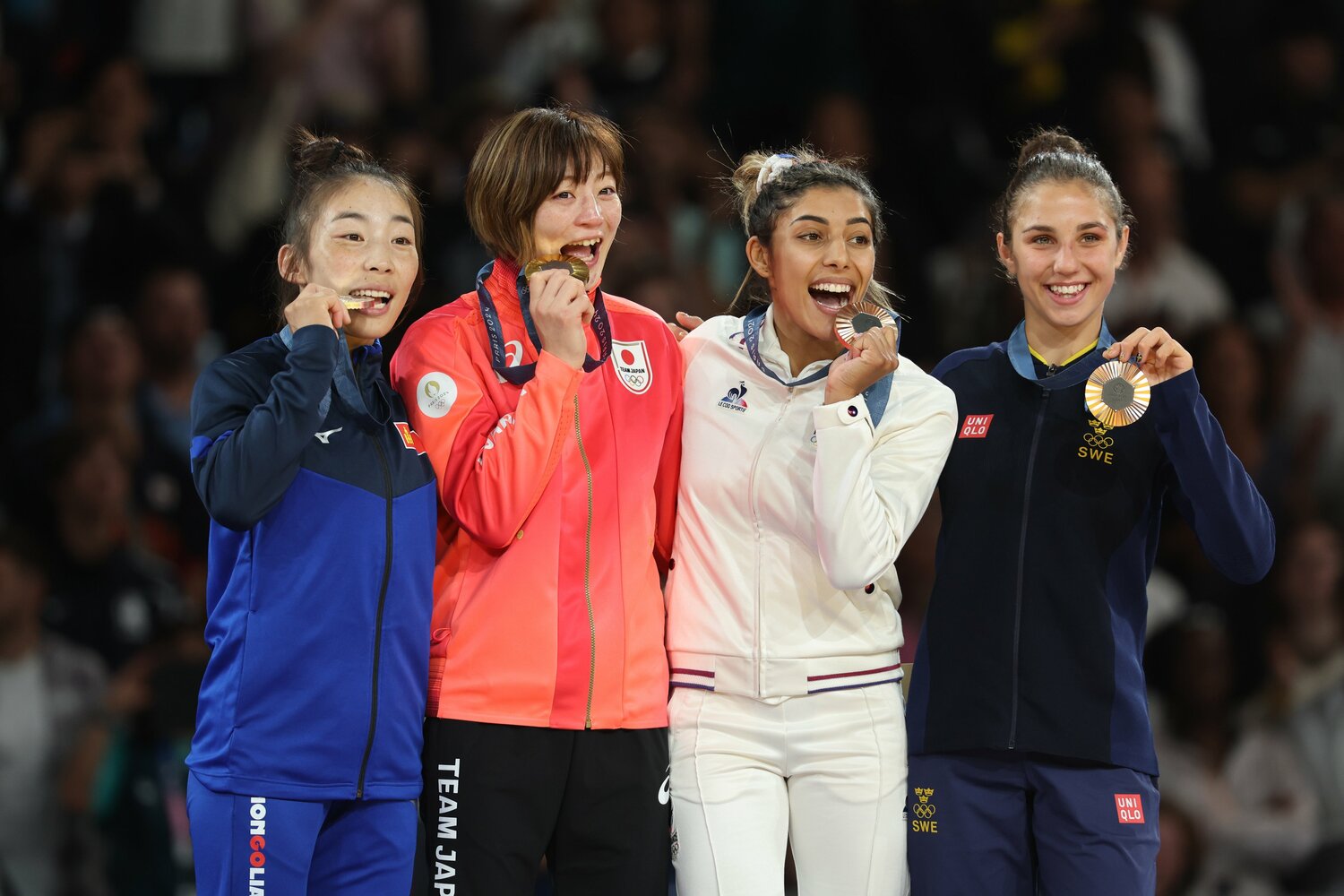 史上最年長で初出場し、柔道史上最年長の金メダリストに。準決勝で判定に猛抗議したバブルファト（右端）も角田を称えるスポーツマンシップを見せた　©Tetsuya Higashikawa/JMPA