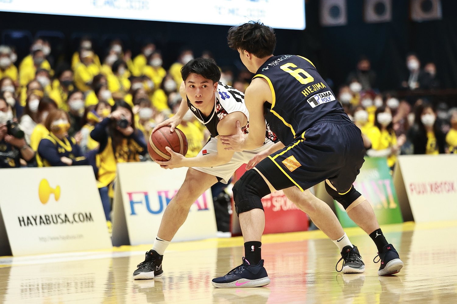 昨年12月18日に特別指定選手として三遠に加入、2日後の20日の新潟戦でBリーグデビュー。今シーズンは4月8日時点で1試合平均6.1得点、0.5アシスト ©B.LEAGUE