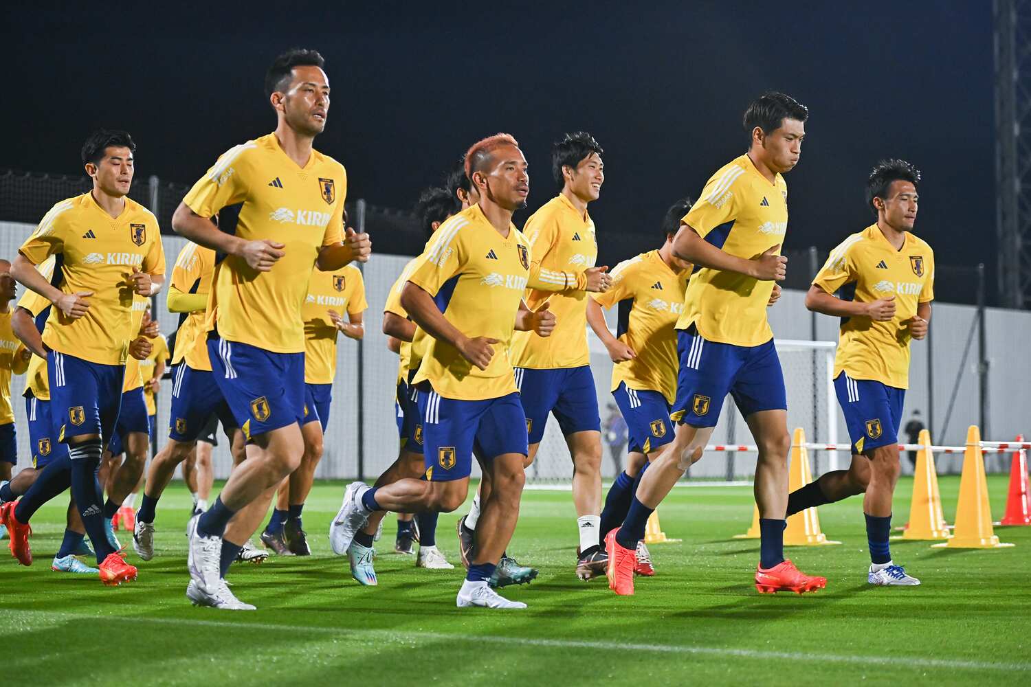 カタールW杯での練習でもキャプテンの吉田麻也とともに率先して前を走る長友佑都　©︎Takuya Kaneko/JMPA
