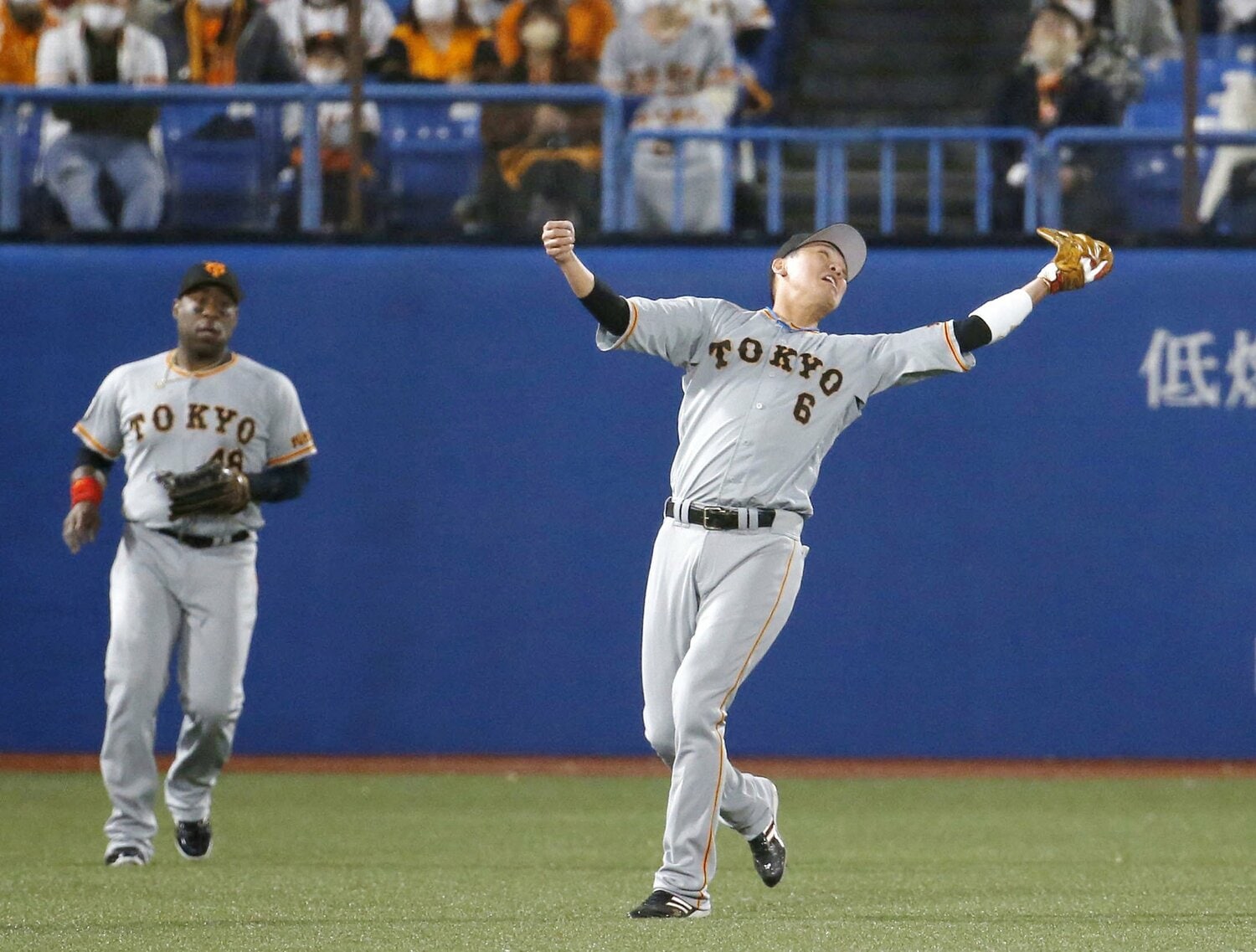 難しいフライをキャッチした坂本だったが、タッチアップを許してしまった　©︎KYODO