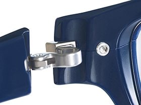 「自転車」を想起させる六角穴付きネジ。専用の工具(細い六角レンチ)でネジを外し、簡単にレンズを交換できる。