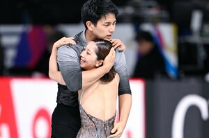 失意の木原龍一の背中に、三浦璃来が手をあてて…GPファイナルで“対照的だった”りくりゅうそれぞれの思い「最後までやりきれたかな、って」