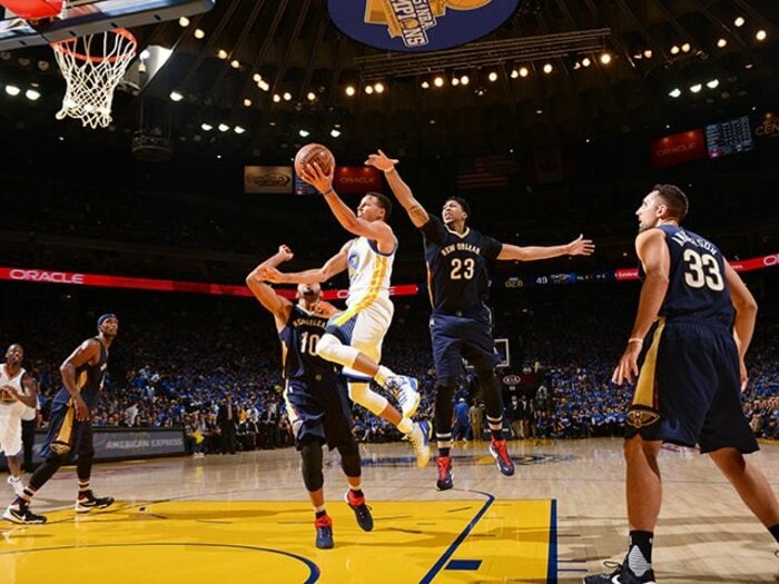 NBA開幕で早くも大爆発のカリー。2年連続MVPを阻止するのは誰だ？＜Number Web＞ photograph by NBAE via Getty Images