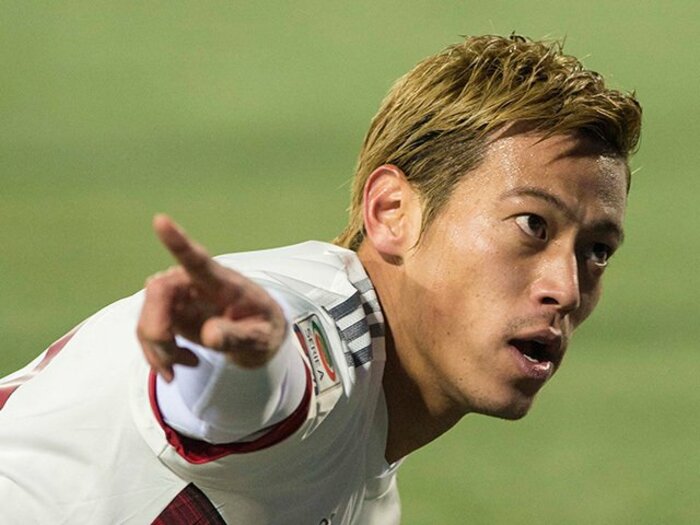 ミラン監督「本田は優れた一兵卒」。“潰し屋”としてチームの中心に復活。<Number Web> photograph by AFLO