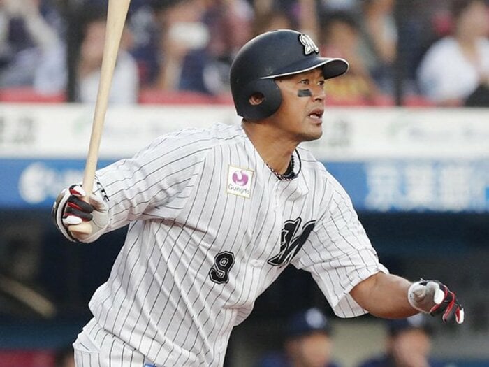 福浦和也の2000本目で回想した、習志野高校時代の綺麗なスイング。＜Number Web＞ photograph by Kyodo News