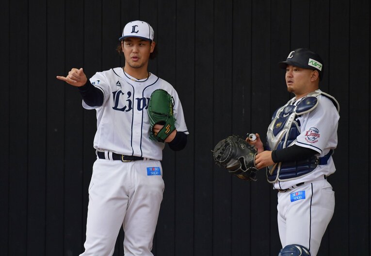 高橋光成（左）と言葉をかわす森友哉 ©Sankei Shimbun