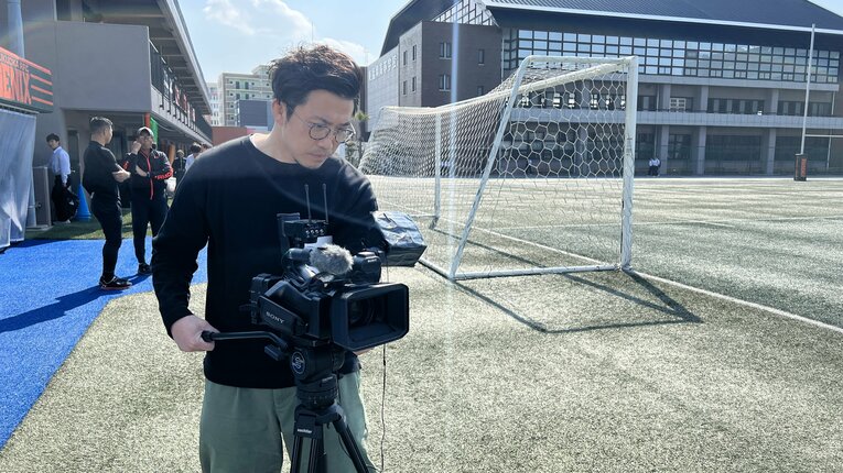 高校生たちにカメラを向ける瓜生さん（写真／本人提供）